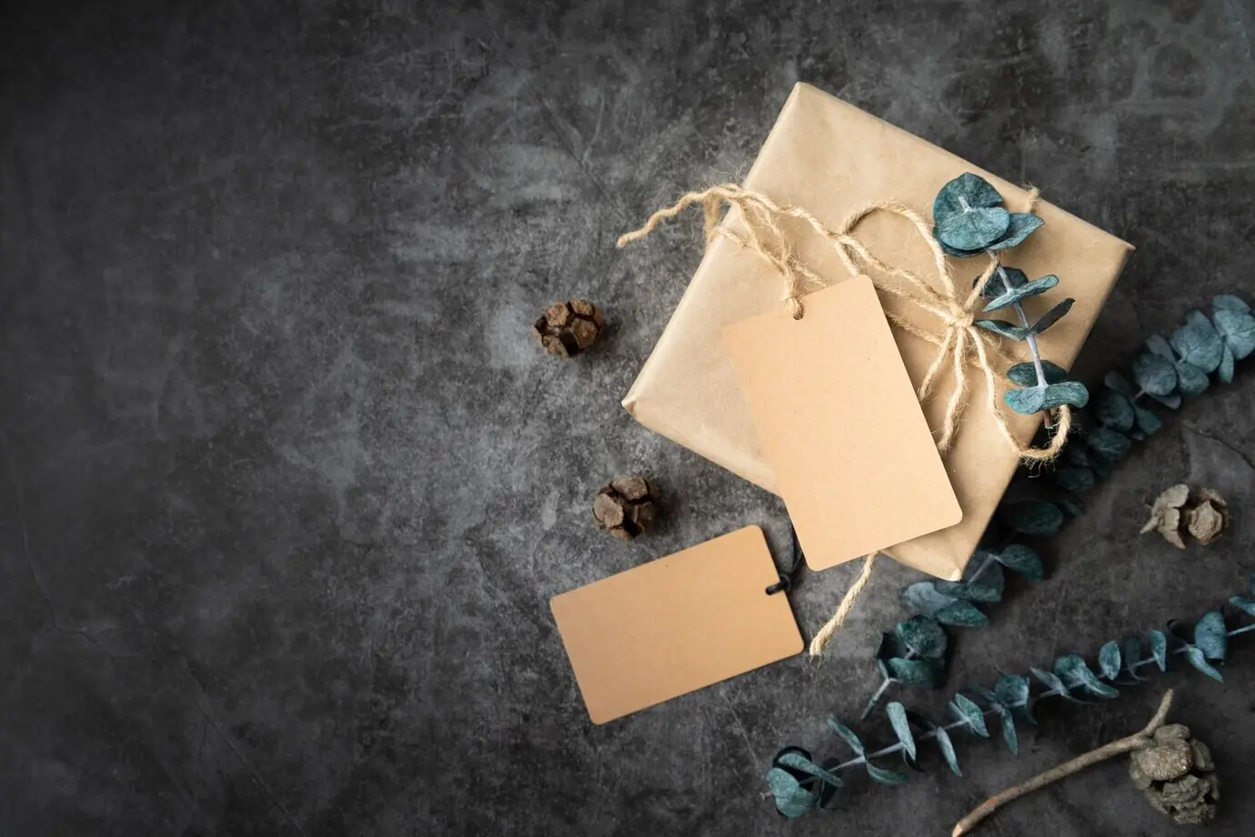 Flatlay-Rahmen mit Geschenk und Stuckhintergrund