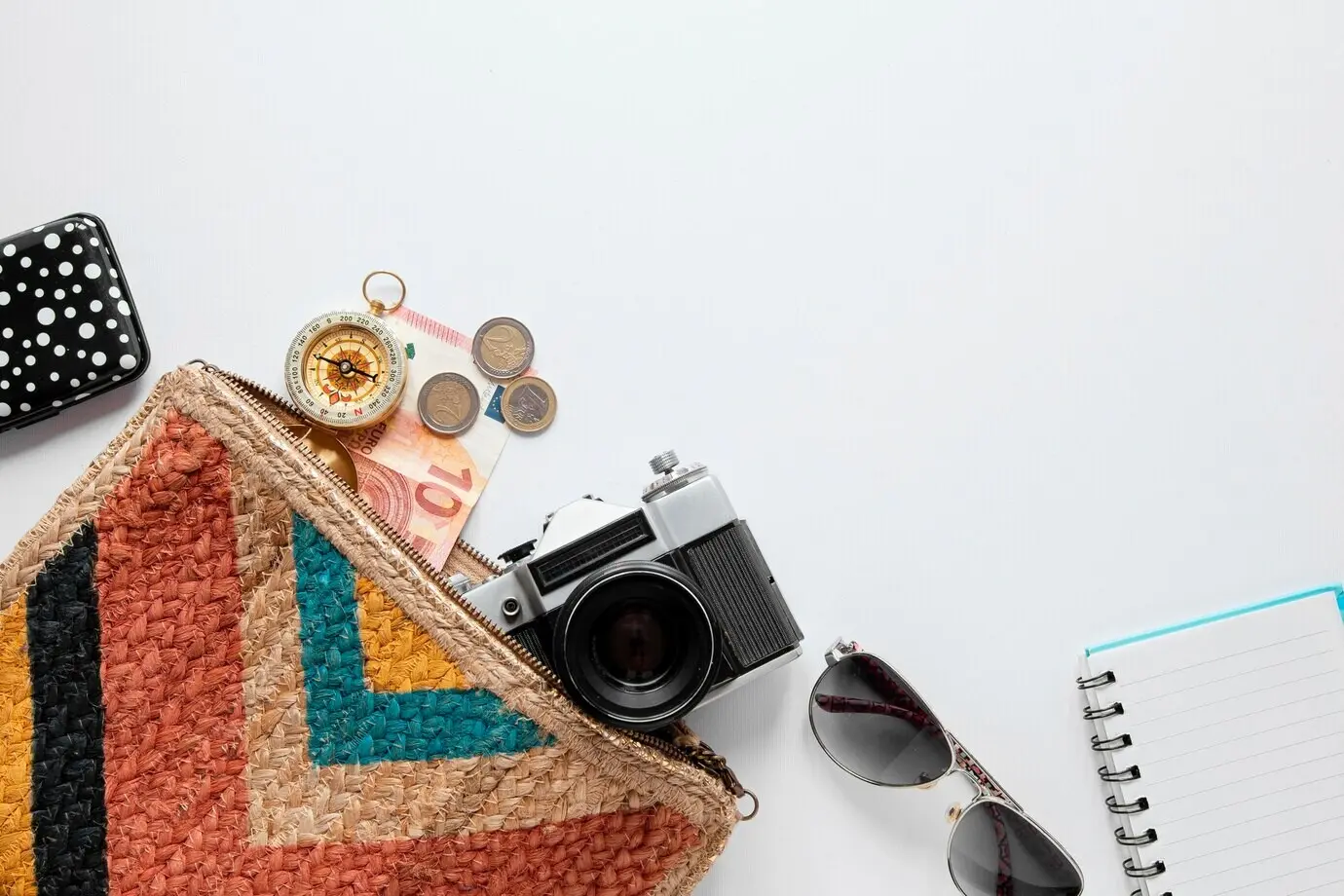 Anordnung aus Reiseutensilien mit freiem Platz für Text