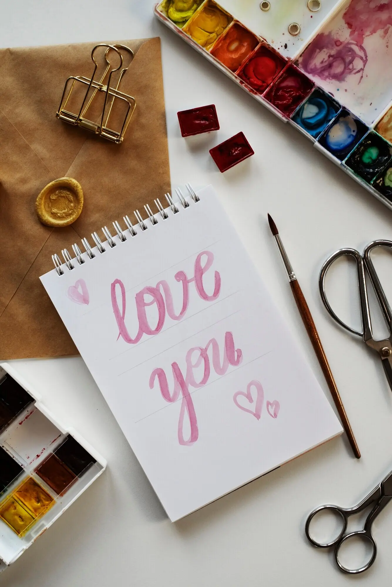 Stillleben einer Anordnung von Werkzeugen eines Illustrators